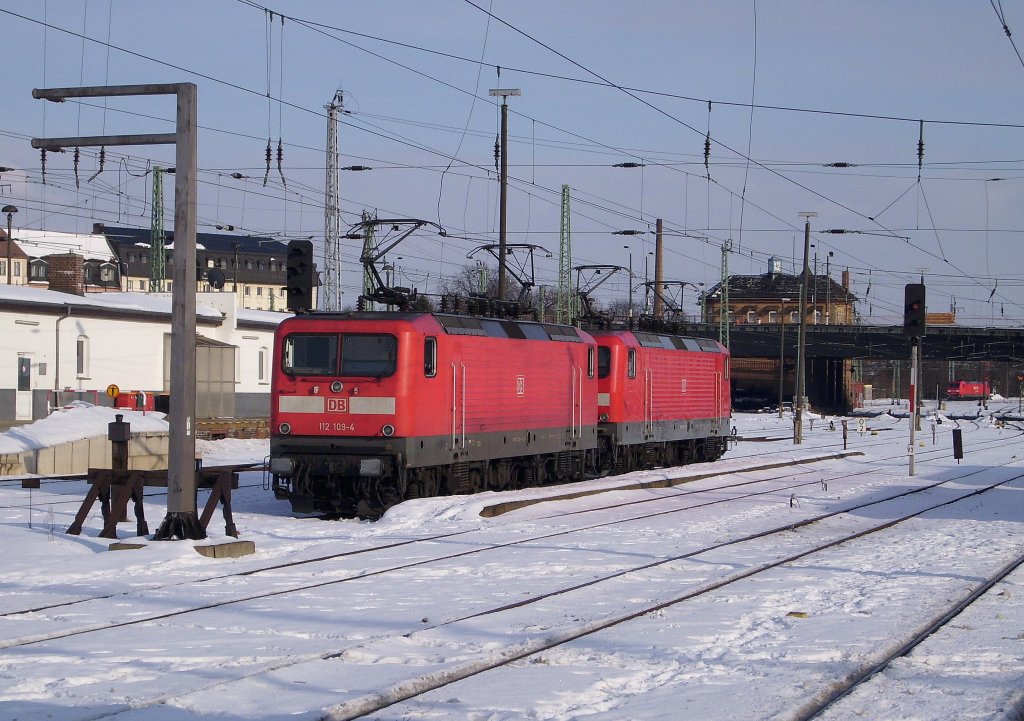 112 109-4 und 112 101 warteten auf die n�chsten Eins�tze im Cottbuser Hbf am 01.02.2010. 

