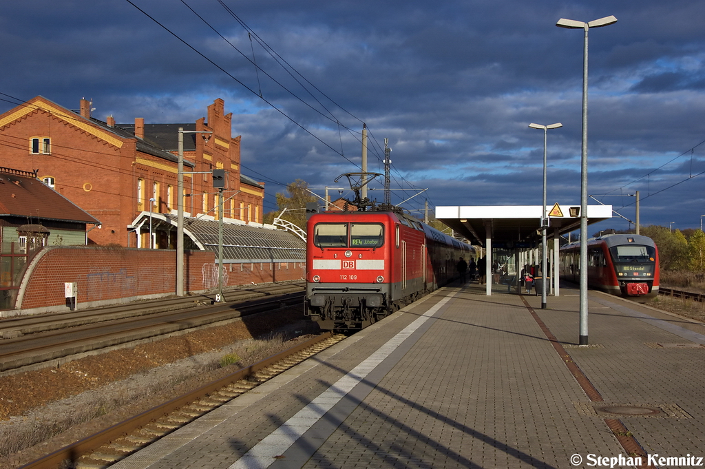 112 109-4 mit dem RE4 (RE 37331) von Rathenow nach Jterbog. Daneben steht die 642 169/669 als RB13 (RB 17964) von Rathenow nach Stendal und stehen zusammen in Rathenow. 02.11.2012