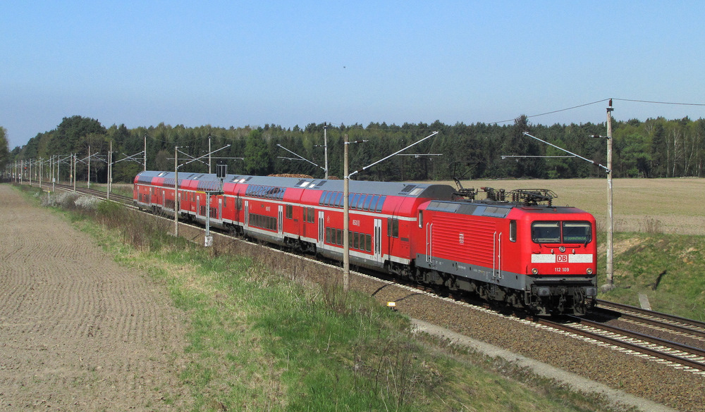 112 109 kommt hier mit dem RE1 nach Eisenhttenstadt durch Pillgram gefahren. 20.04.2011 

