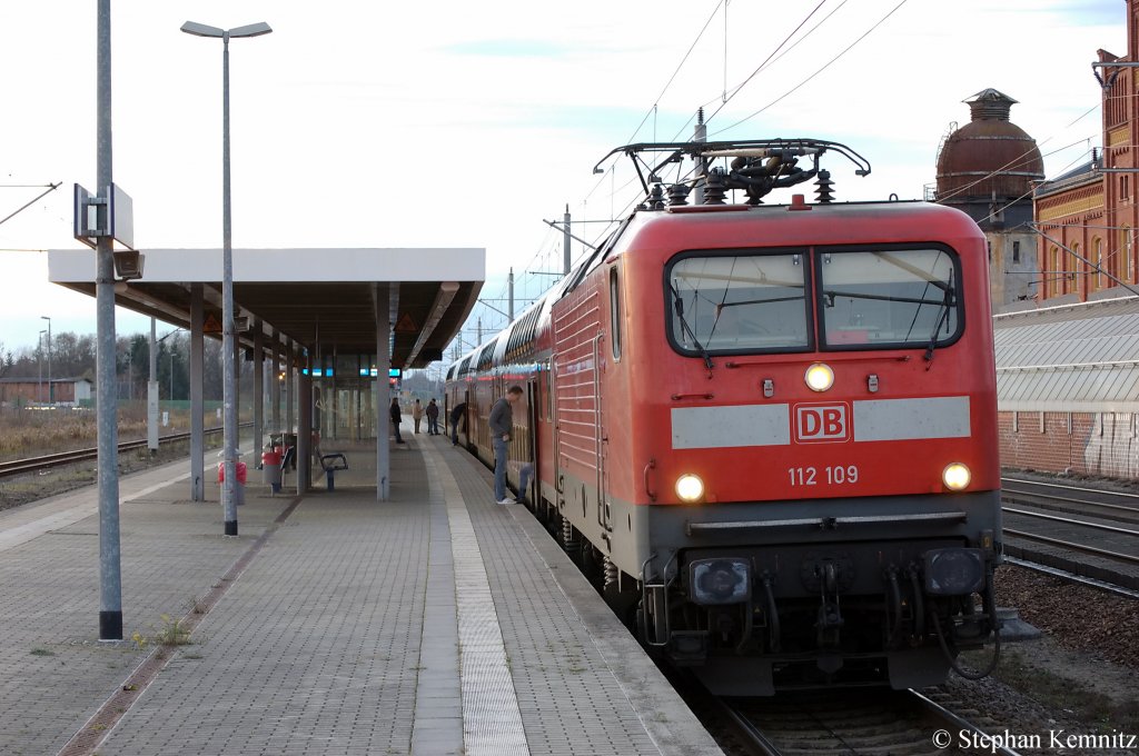 112 109 mit dem RE2 (RE 38173) nach Knigs Wusterhausen in Rathenow. Der Zug kam wegen Strung im Betriebsablauf mit 30min Versptung in Rathenow an. 14.11.2010