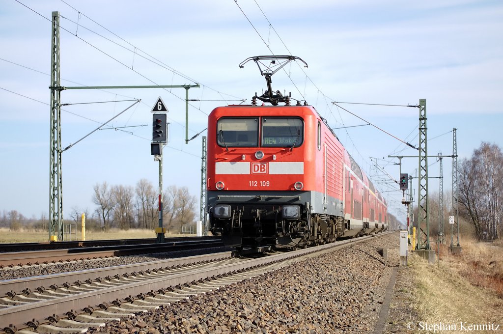 112 109 mit dem RE4 (RE 37311) nach J�terbog in Friesack(Mark). 23.03.2011
Netten Gr�� zur�ck! 