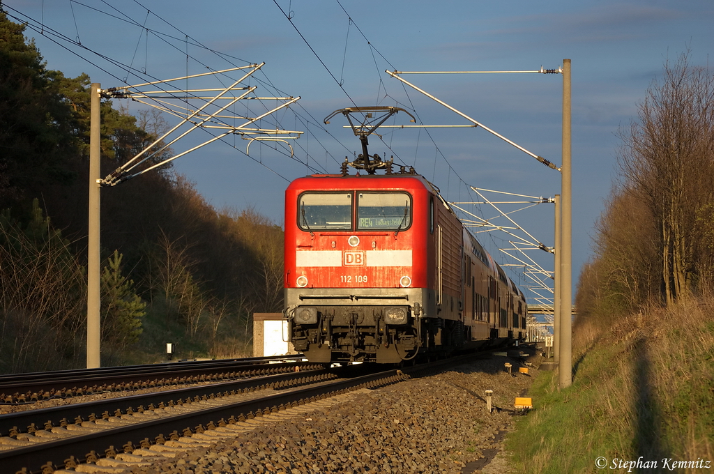 112 109 schiebt den RE4 (RE 37335) von Rathenow nach Ludwigsfelde durch Nennhausen. N�chster Halt ist Wustermark. 15.04.2012