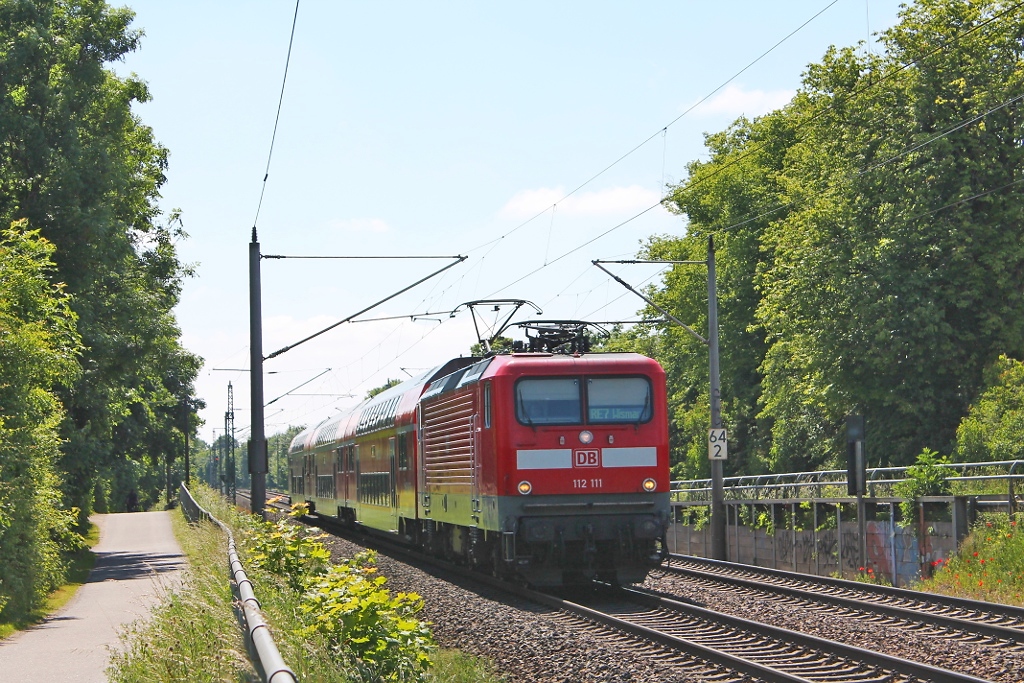 112 111-0 mit RE 7 (RE 4380) von Ludwigslust nach Wismar in Schwerin-Grries am 09.06.2013