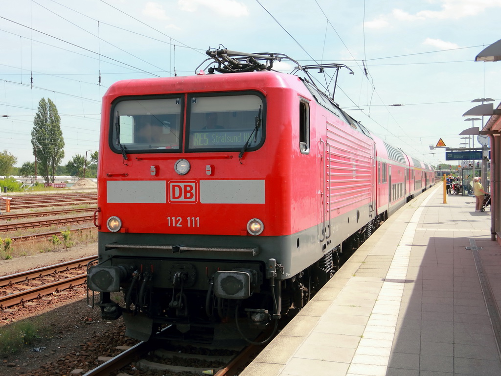 112 111 mit dem RE 5 (RE 18512) nach  Stralsund Hbf steht  im Bahnhof  Oranienburg am 01. August 2012 zur Weiterfahrt auf Gleis 20 bereit.

