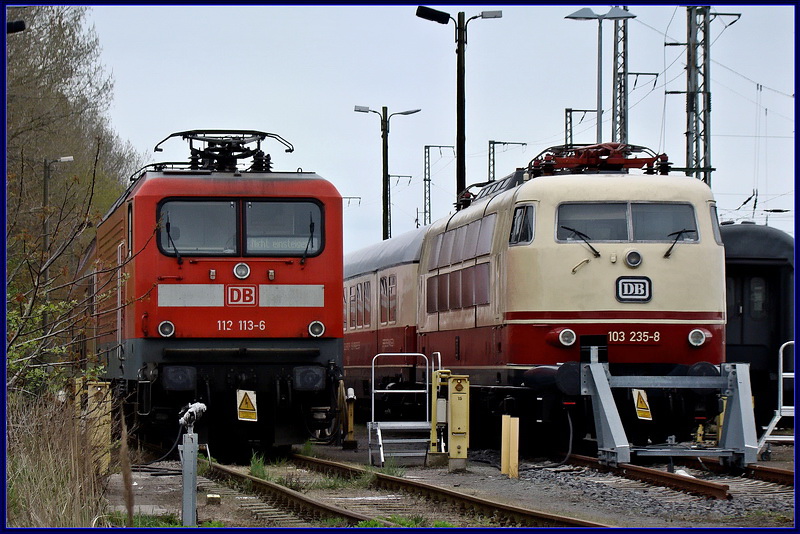 112 113-6 & 103 235-8 genieen in der Stralsunder Abstellung ihren wohlverdienten Feierabend. am 08.05.10