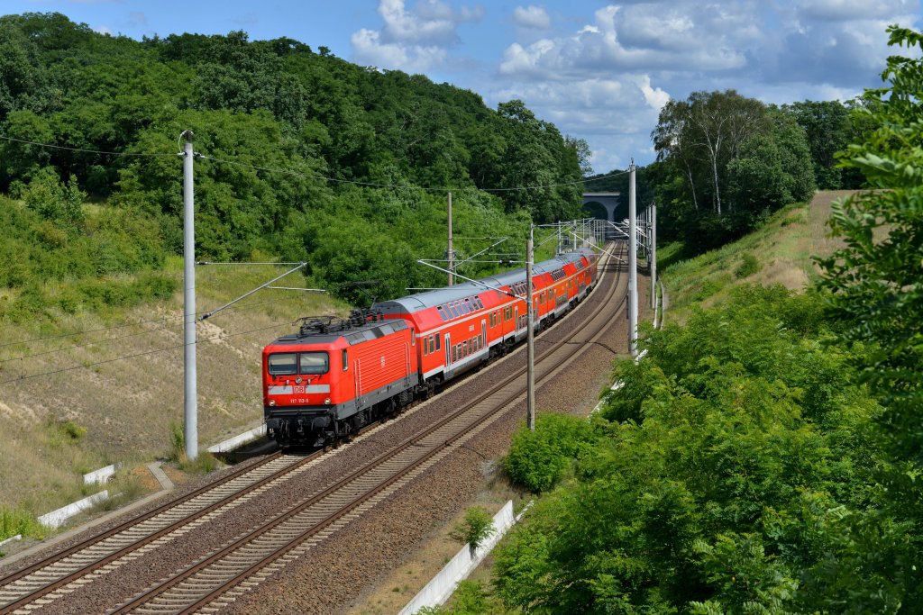 112 113 mit einem RE am 22.07.2012 unterwegs bei Frankfurt-Rosengarten.