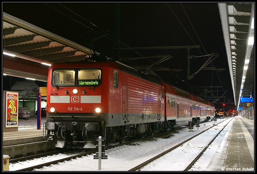 112 114 am 03.01.10 mit der S1 aus Rostock Hbf nach Warnemnde. Aufgenommen in Rostock Hbf.