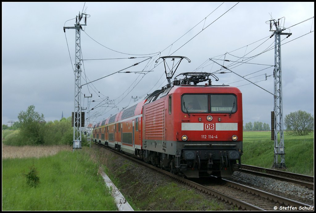 112 114 am 24.05.2010 mit dem RE1 aus Rostock auf dem Weg nach Hamburg.