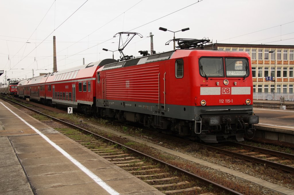 112 115-1 (ehemals DB Regio Cottbus) steht mit einem Regionalexpress nach Stendal auf Gleis 3 in Magdeburg Hbf. Fotografiert am 17.05.2010. 