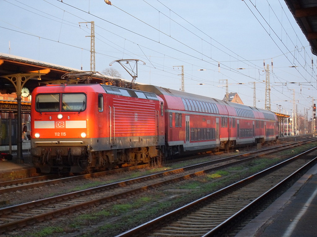 112 115 mit der RE 20 Leistung nach Uelzen am 20.11.2011 in Stendal. 