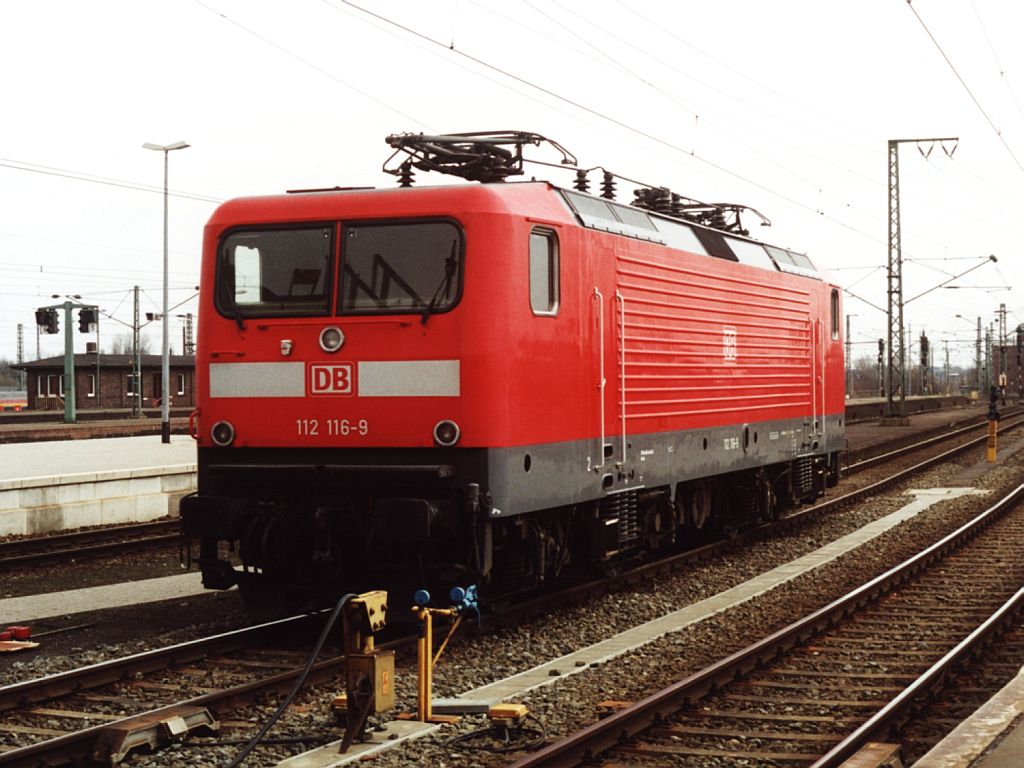 112 116-9 auf Oldenburg Hauptbahnhof am 7-4-2001. Bild und scan: Date Jan de Vries.