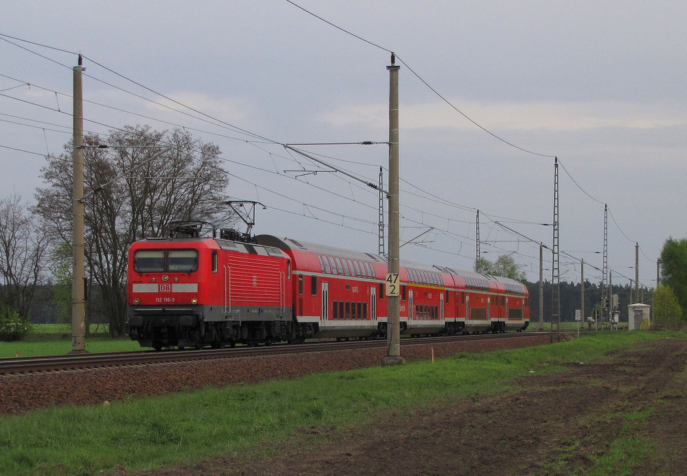 112 116-9 kommt hier mit einem RE der Linie 2 von Cottbus nach Rathenow durch L�pten gefahren. N�chster Halt: K�nigs Wusterhausen.01.05.2010
