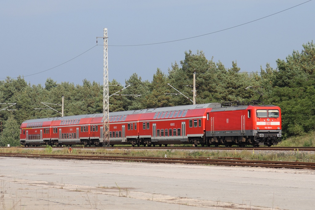 112 116 schiebt den RE 3 am 02.10.2010 durch Eberswalde nach Schwedt