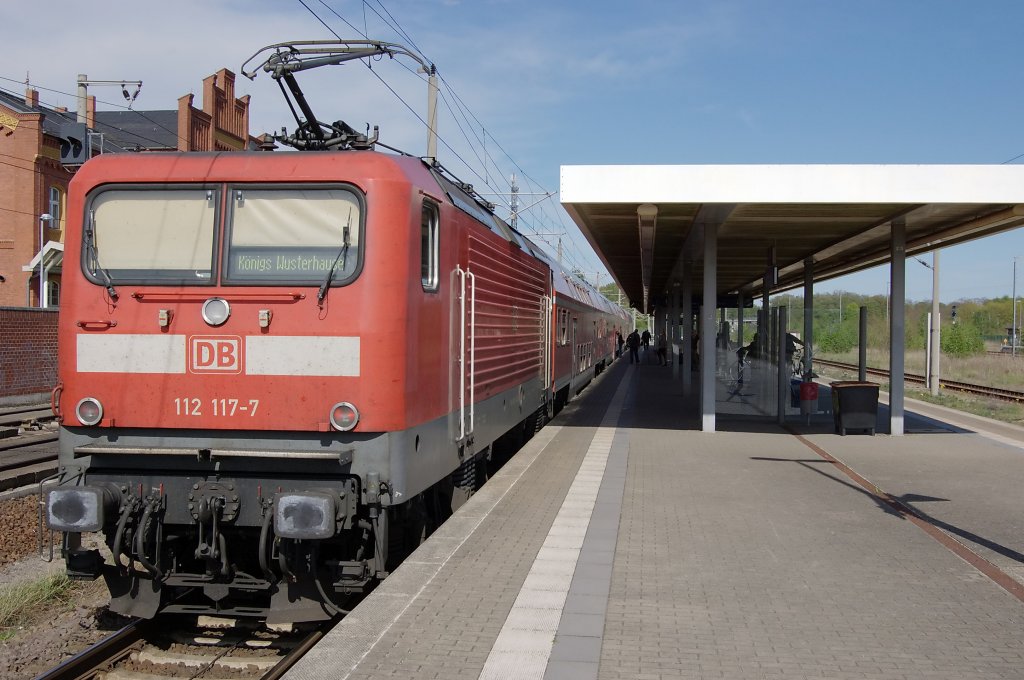 112 117-7 als RE2 von Rathenow nach Knigs Wusterhausen. Diese RE2 war mit einer lteren Garnitur bespannt und nicht mit den normalen Doppelstockwaggons. 05.05.2010