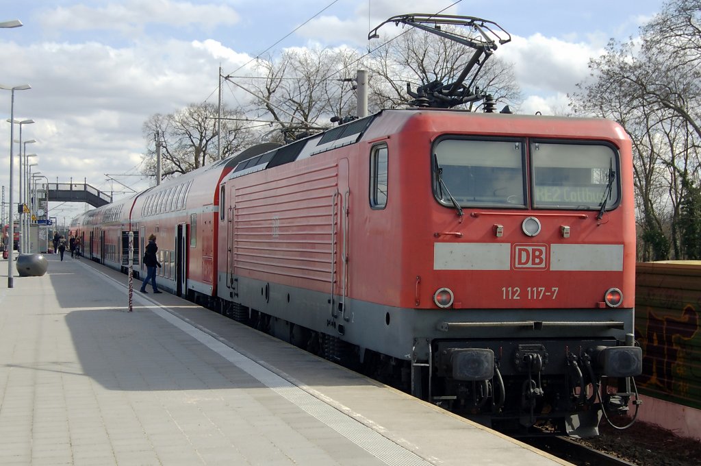 112 117-7 mit dem RE2 nach Cottbus mit halt in Wustermark. 01.04.2010