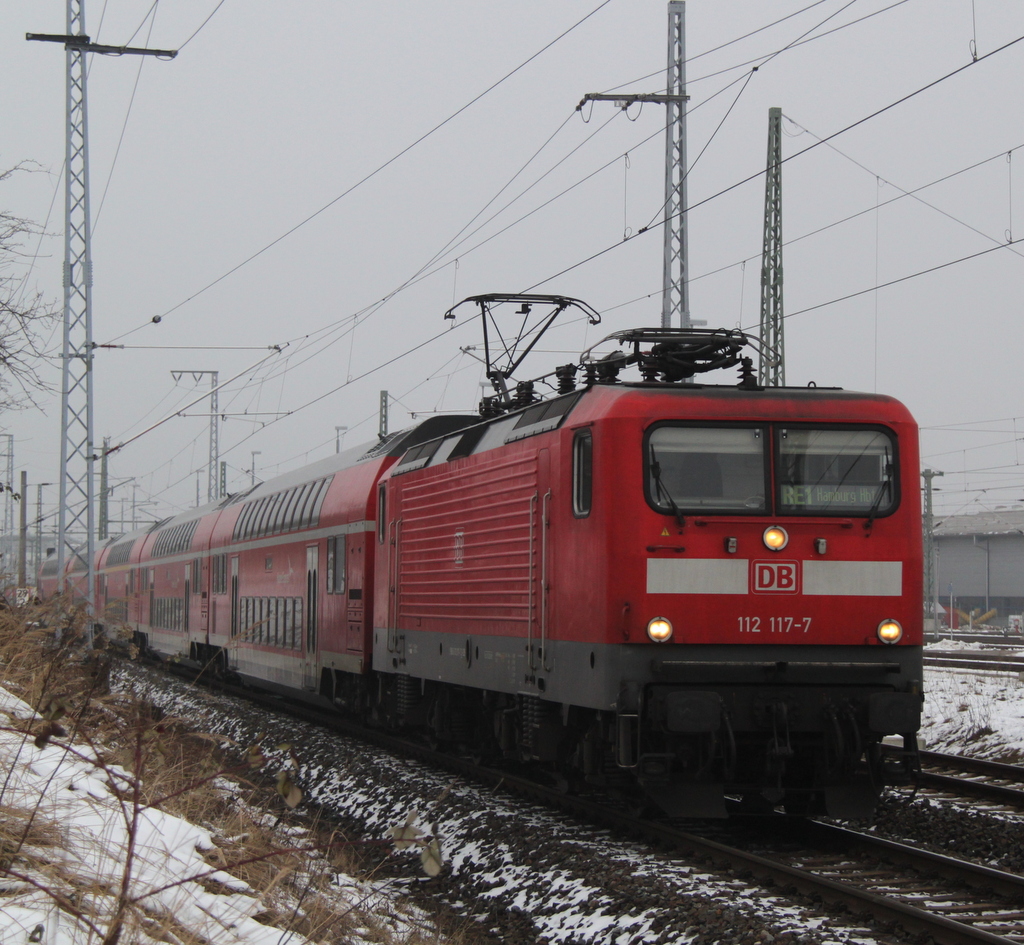 112 117-7 mit RE 4306 von Rostock Hbf nach Hamburg Hbf bei der Ausfahrt im Rostocker Hbf.17.02.2013  