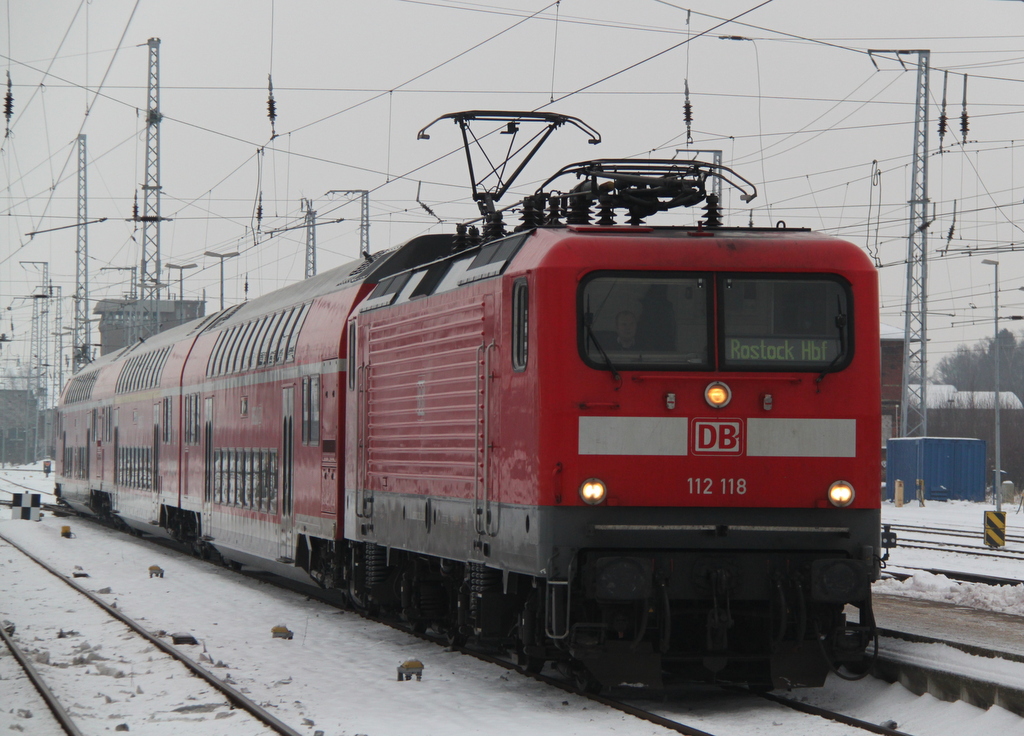 112 118-5 mit RB 13260 von Ribnitz-Damgarten West nach Rostock Hbf bei der Einfahrt im Rostocker Hbf.14.12.2012 