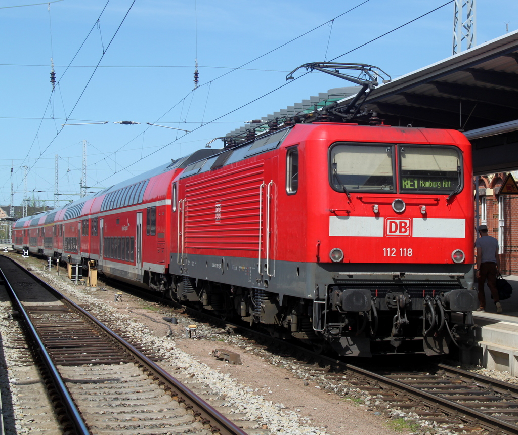 112 118-5 mit RE 4309 Hamburg-Rostock kurz nach der Ankunft im Rostocker Hbf.03.05.2013