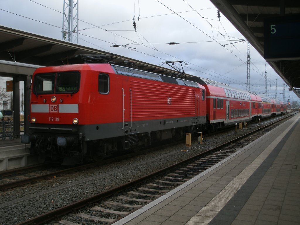 112 118 brachte,am 17.Dezember 2011,den RE 4356 aus Lutherstadt Wittenberg nach Rostock. 