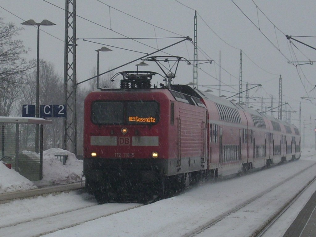 112 118 erreichte mit dem RE 33213 Rostock-Sassnitz und 15min Versptung, am 18.Februar 2010,den Bahnhof von Bergen/Rgen.