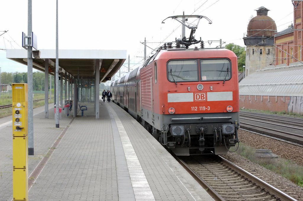 112 119-3 als RE2 nach Rathenow hatte als (RE 38170) wegen einer Tfz St�rung eine Versp�tung von 17min und fuhr als (RE 38171) mit einer Versp�tung von 10min in Rathenow nach K�nigs Wusterhausen wieder ab. 01.06.2010 