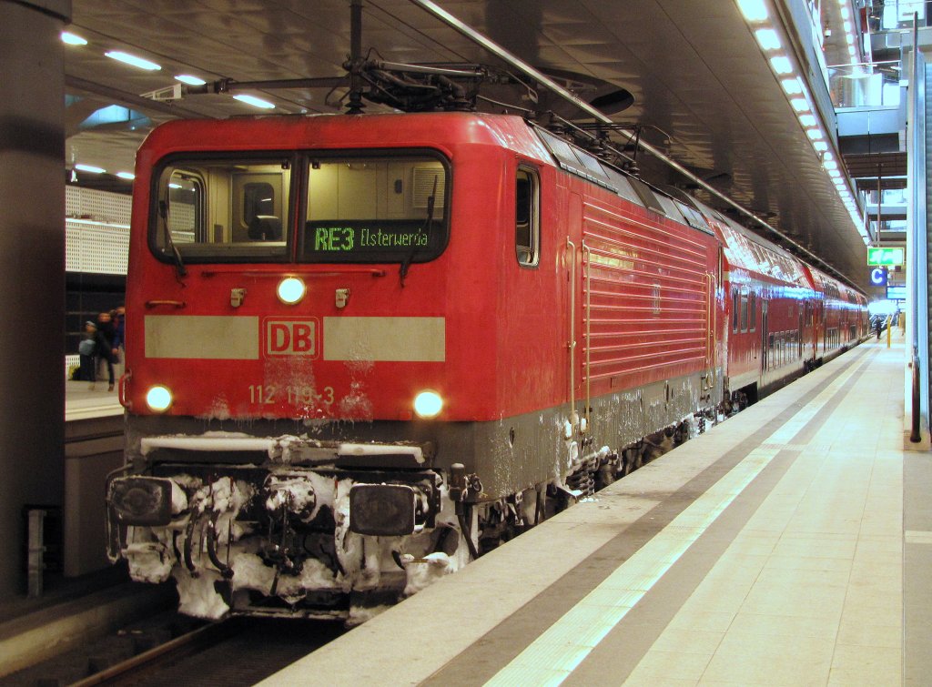 112 119-3 steht mit seinem RE3 nach Elsterwerda in Berlin Hbf (tief) bereit. 13.02.2010