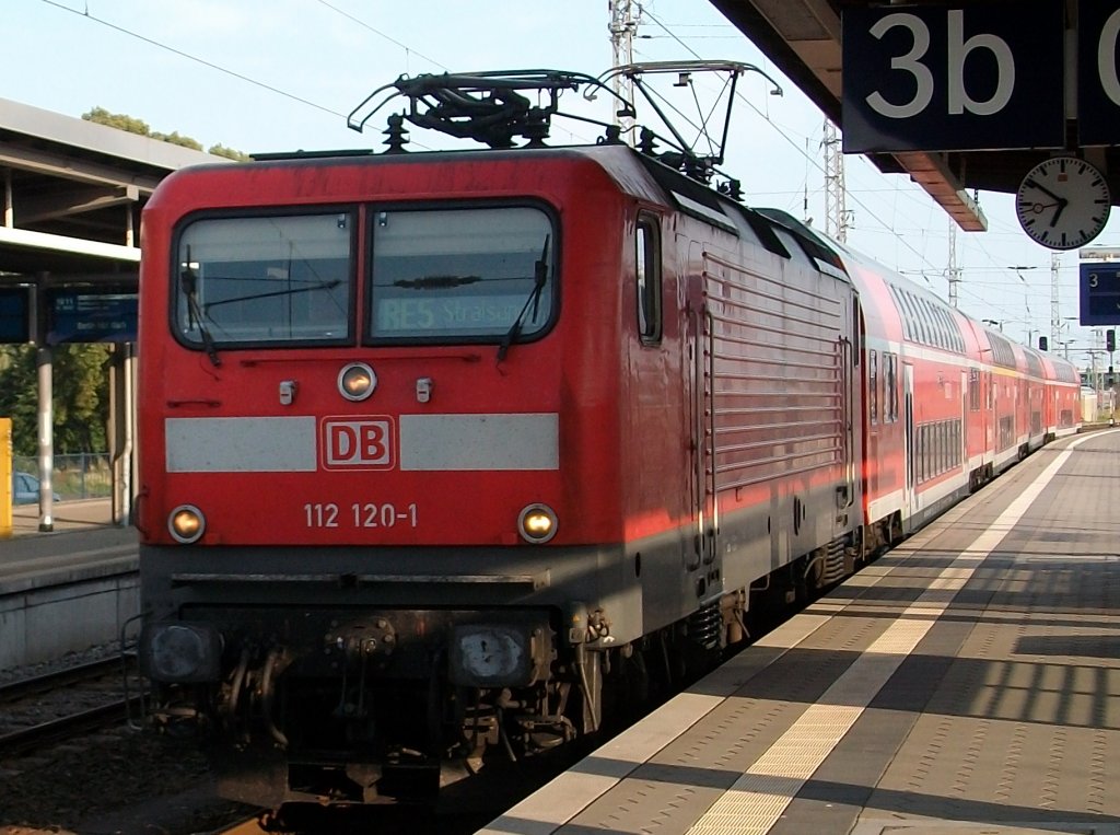 112 120 am 31.Juli 2010 bei der Einfahrt in Stralsund.