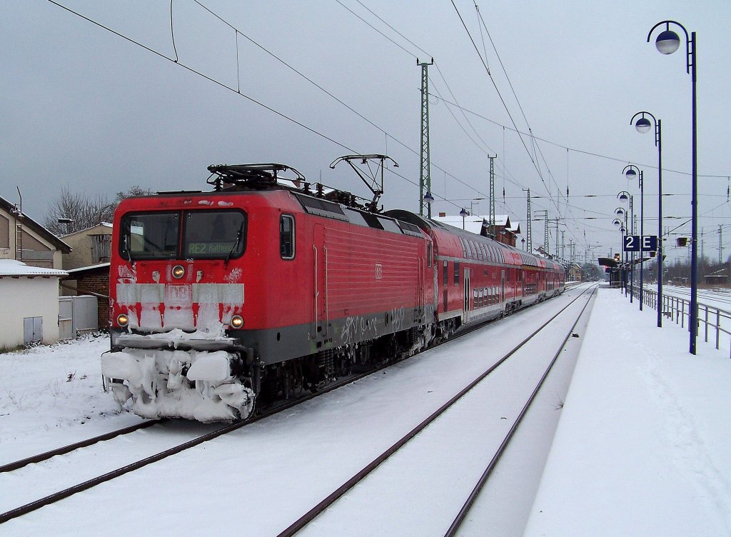 112 120 mit dem RE2 von Cottbus nach Rathenow ber Berlin bei der Ausfahrt aus dem Bahnhof von Lbbenau/Spreewald. 01.01.2010