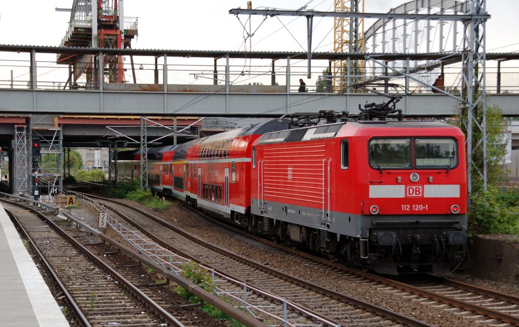 112 120 schiebt am 04.05.11 einen RE nach Knigs Wusterhausen am Ostkreuz vorbei.