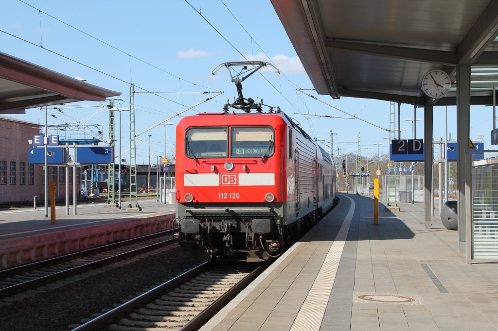 112 120 schiebt den RE 1 (RE 4313) von Hamburg Hbf nach Rostock Hbf in Schwerin Hbf am 20.04.2013