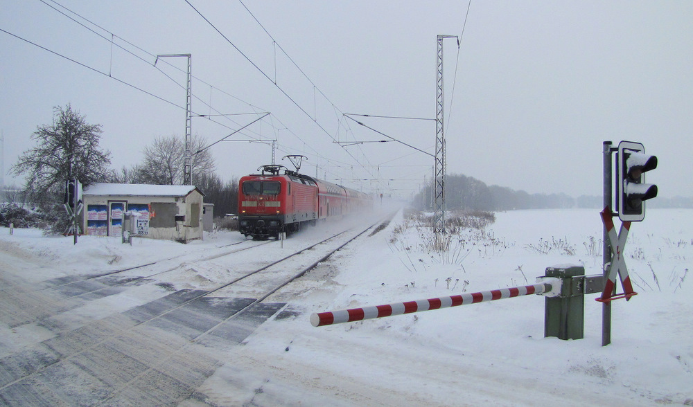 112 121 kommt hier mit dem Umleiter-RE2 von Cottbus nach Berlin Hbf(tief) durch Golen gefahren. 29.12.2010