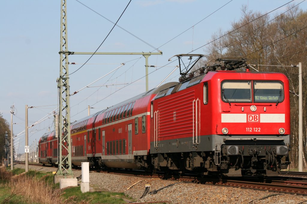 112 122 mit dem RE 2 von Rathenow nach K�nigs Wusterhausen am 16.04.2011 am Abzweig Bamme.Ich denke mal das es das erste Bild bei BB ist,das einen Zug zeigt,der von der neu elektrifizierten Teilstrecke der Lehrter Bahn(KBS 202) auf die Schnellbahnstrecke (KBS 349) f�hrt.