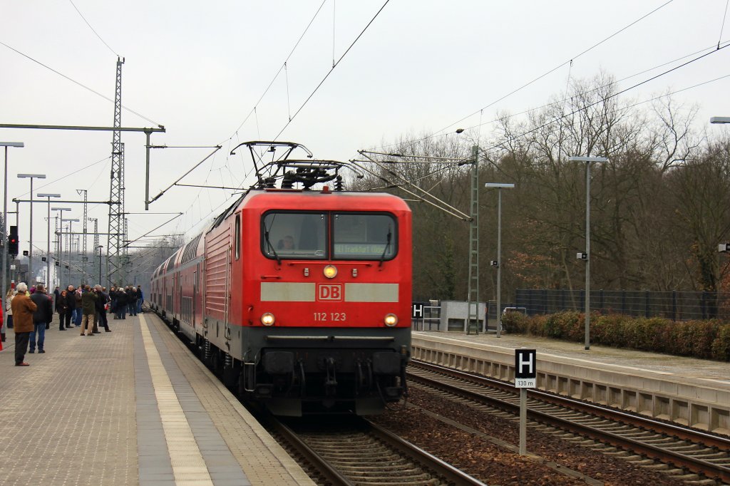 112 123 am 05. Mrz 2011 mit einem Regionalzug (RE 1) nach Frankfurt (Oder) bei der Durchfahrt durch den Bahnhof Potsdam Park Sanssouci.
