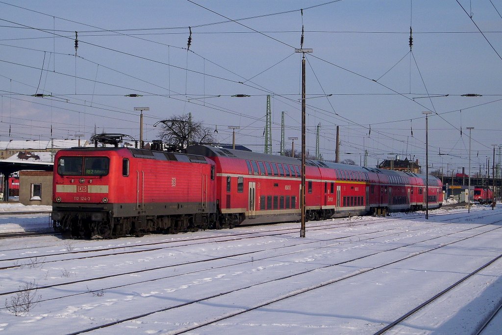 112 124-3 am 01.02.2010 bei der Ausfahrt aus dem Bahnhof von Cottbus. Seine Reise geht weiter nach Rathenow br Lbbenau/Spreewald und Berlin. 
