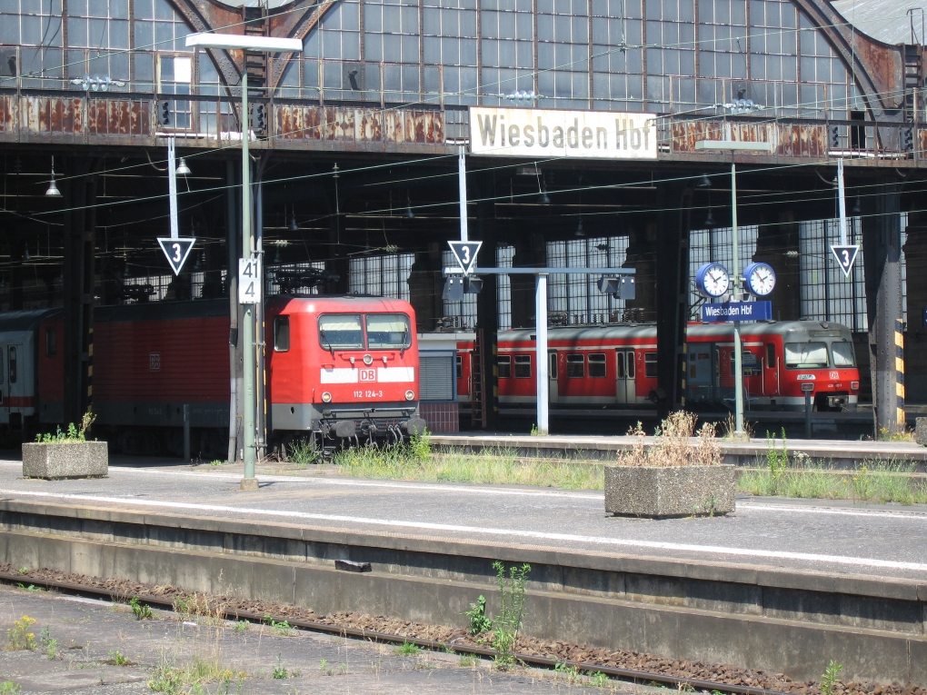 112 124-3 und ein RMV BR 420 steht  18/6/2005 in Wiesbaden Hauptbahnhof.