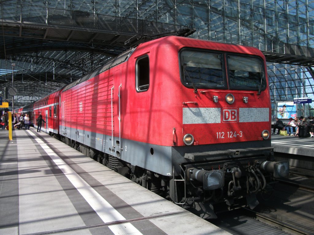 112 124 steht am 30.April 2011 mit dem RE 18113 nach Frankfurt(Oder) in Berlin Hbf.