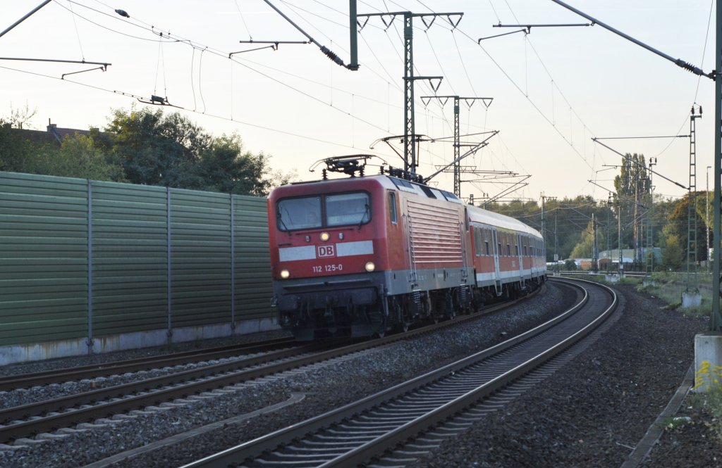 112 125-0 fhrt mit RE nach Wolfsburg am 13.10.2010 in Lehrte ein.