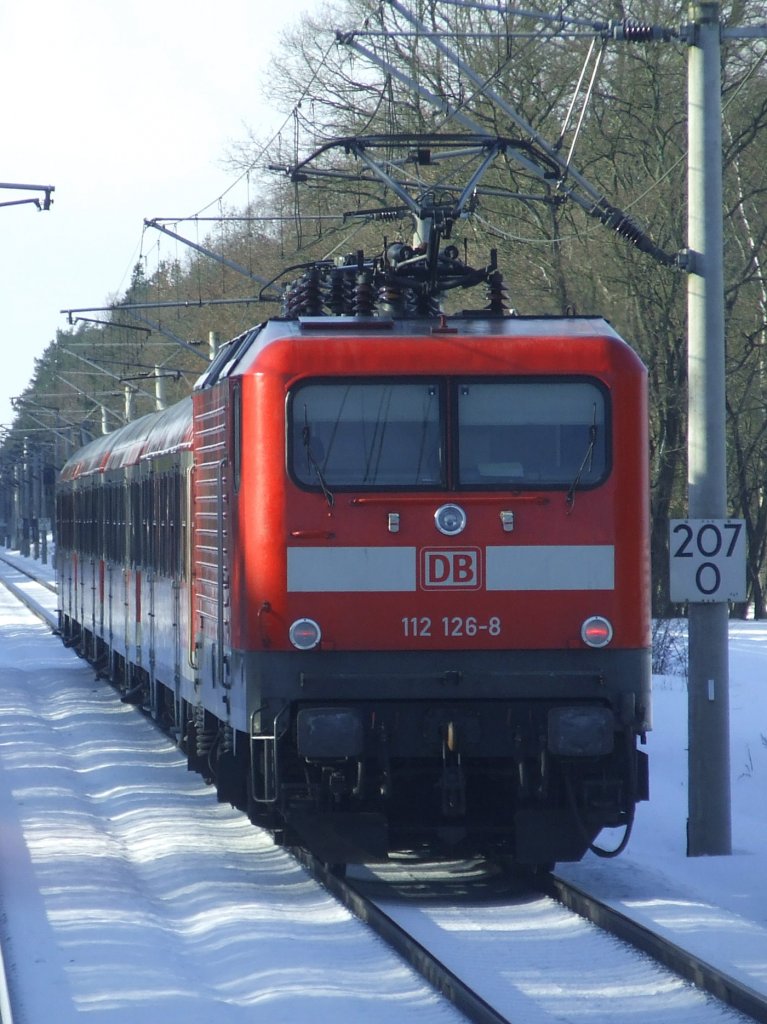 112 126 schiebt einen RE am 03.02.2010 nahe Gifhorn in Richtung Hannover Hbf