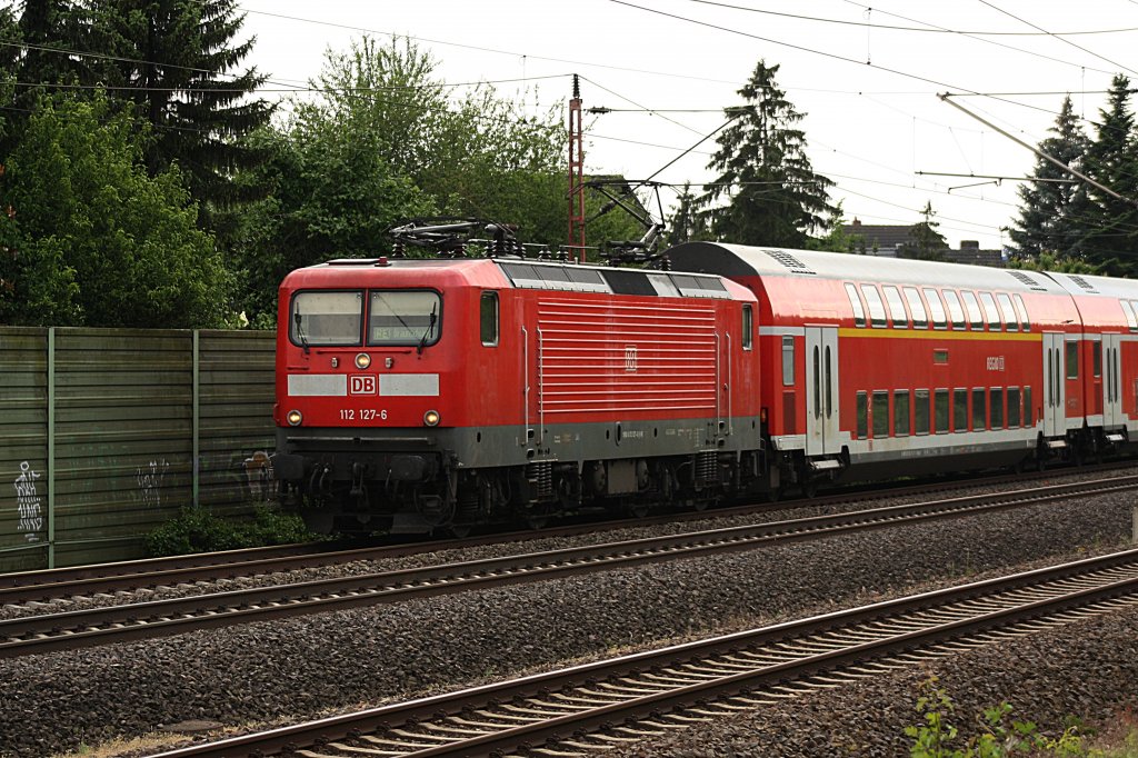 112 127-6 fhrt am 28.05.2011 durch Ahlten Richtung Lehrte.