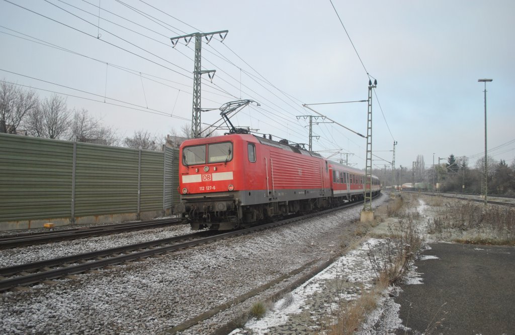 112 127 schiebt am 27.11.2010 einen RE nach Hannover.