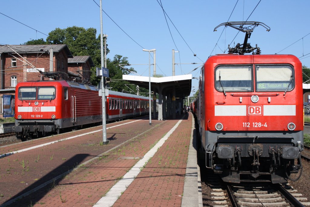 112 128 und 112 129 treffen sich mit ihren RE Z�gen auf dem Weg von Hannover oder andersrum in Gifhorn am 27.06.2010