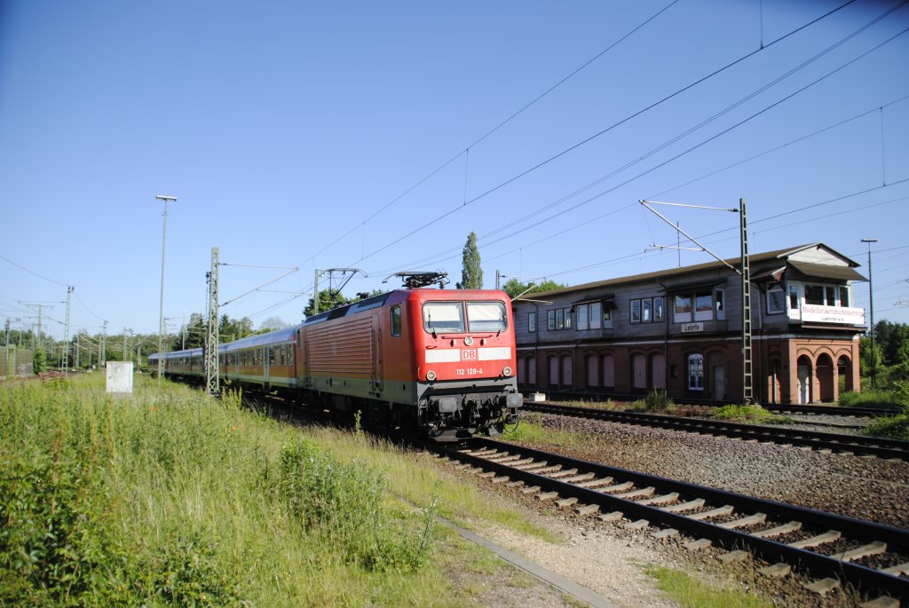 112 128-4, fhrt abweichend auf Gleis 11 am 17.06.2010 ein.