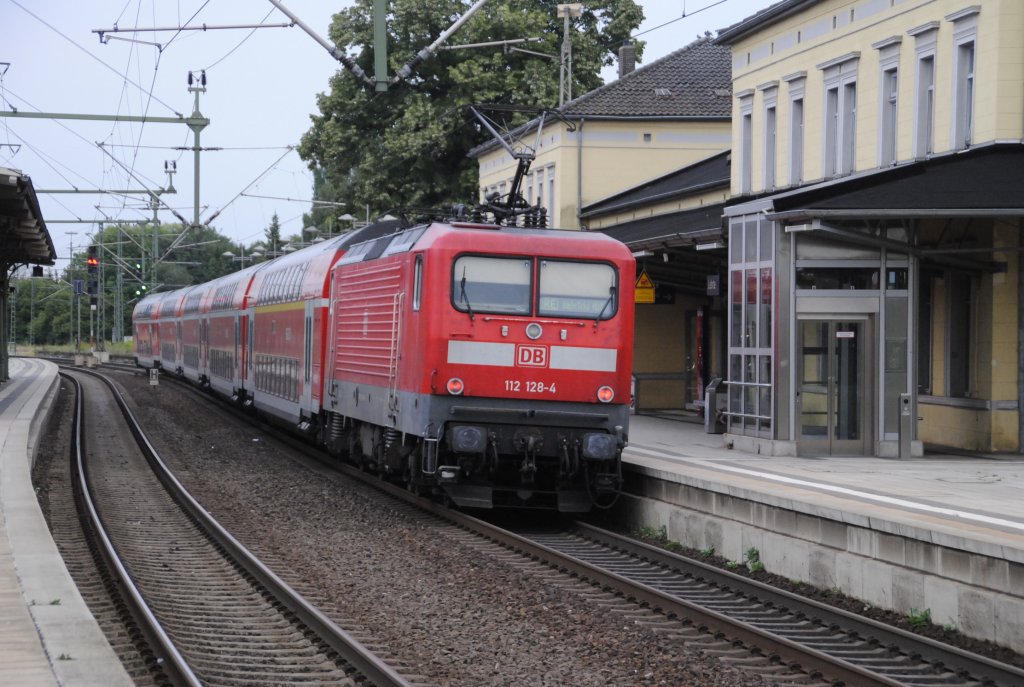 112 128-4, schiebt einen RE von Lehrte nach Hannover, am 11.08.2010