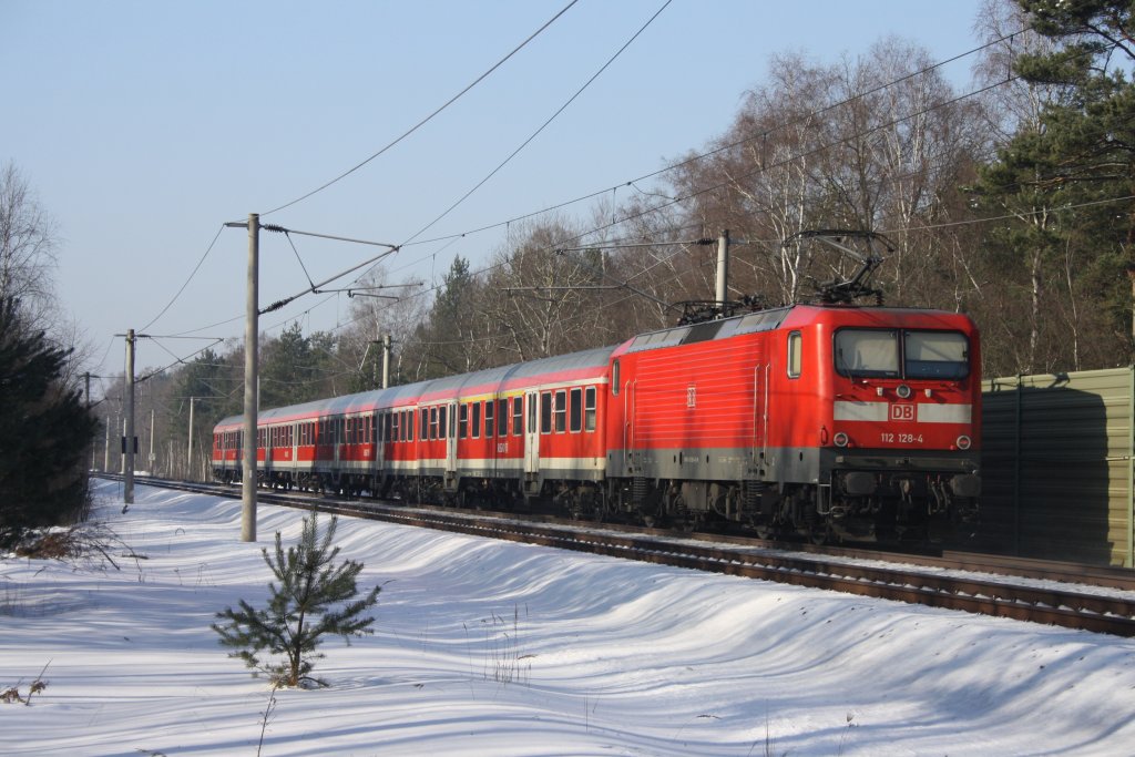 112 128 schiebt einen RE von Wolfsburg HBF nach Hannover HBF in Winkel am 17.02.2010