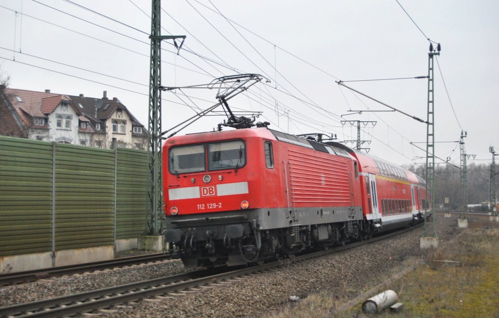 112 129-2 schiebt am 24.02.2011 einen RE von Lehrte Richtung Hannover.