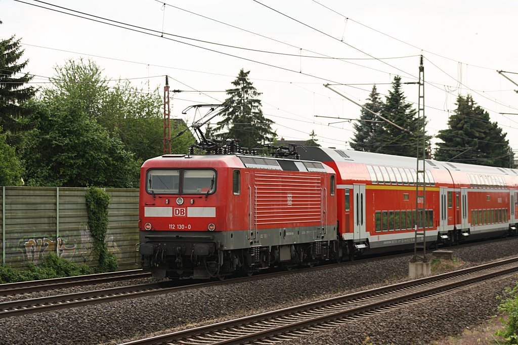 112 130-0 schiebt am 28.05.2011 einen RE durch Ahlten Richtung Hannover.