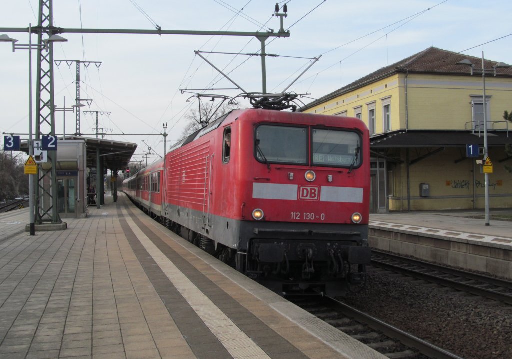 112 130-0 steht am 23. Mrz 2013 mit einem RE nach Wolfsburg Hbf in Lehrte.