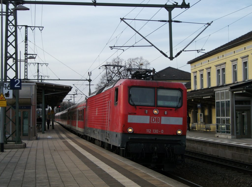 112 130 steht am 23. Mrz 2013 mit dem RE nach Wolfsburg Abfahrtbereit in Lehrte.