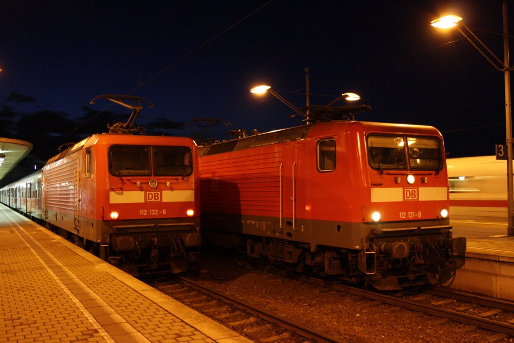 112 131 und 112 132 mit ihren RE&acute;s in Wolfsburg HBF