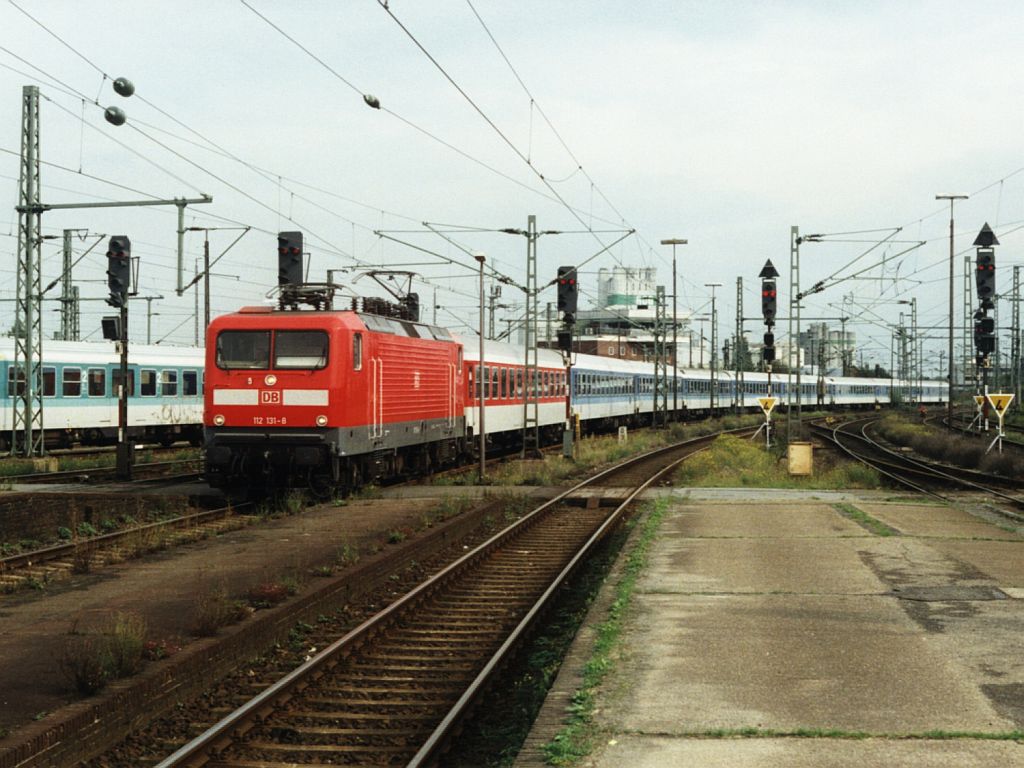 112 131-8 mit IR 2584 Grlitz-Wilhelmshaven auf Oldenburg Hauptbahnhof am 16-9-2000. Bild und scan: Date Jan de Vries.